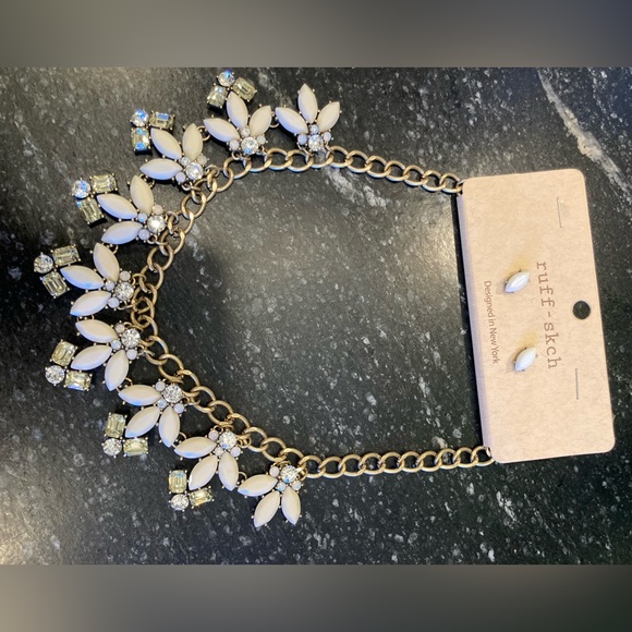 Retro Statement Necklace 19” adjustable white with Clear Rhinestones w/earrings - Picture 3 of 6